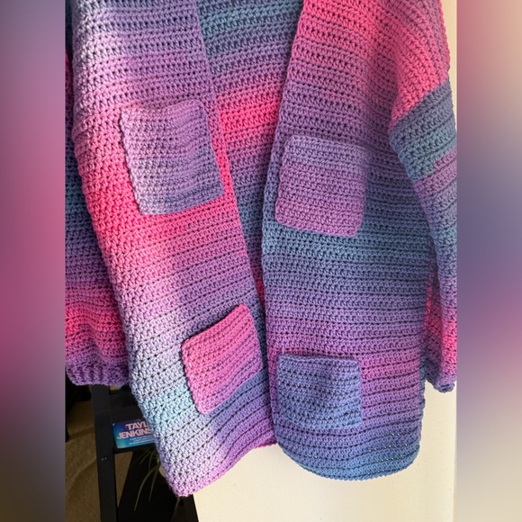 GORGEOUS hand knitted cardigan 🩵🩷 - Picture 3 of 8